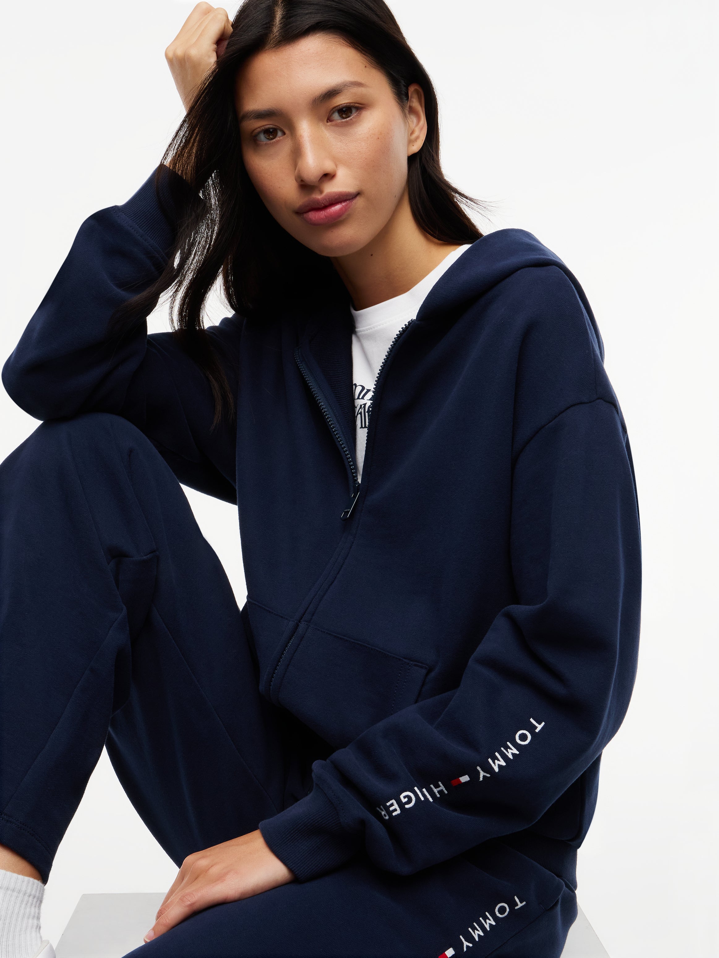 JOGGINGS JAKKI VIÐ HETTU