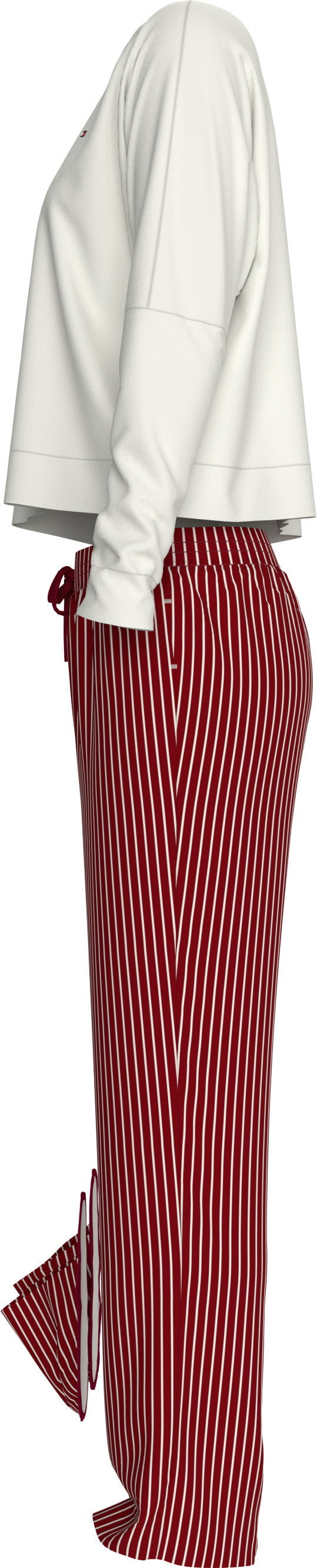 GÁVUERKJA VIÐ NÁTTKLÆÐUM OG INNISKÓM