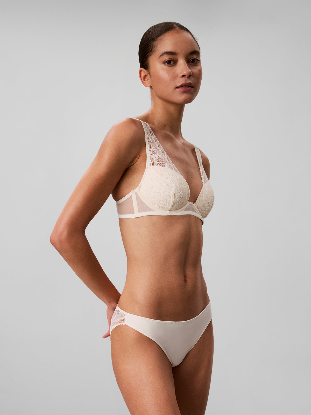 LIGHTLY LINED PLUNGE VIÐ BLONDUM