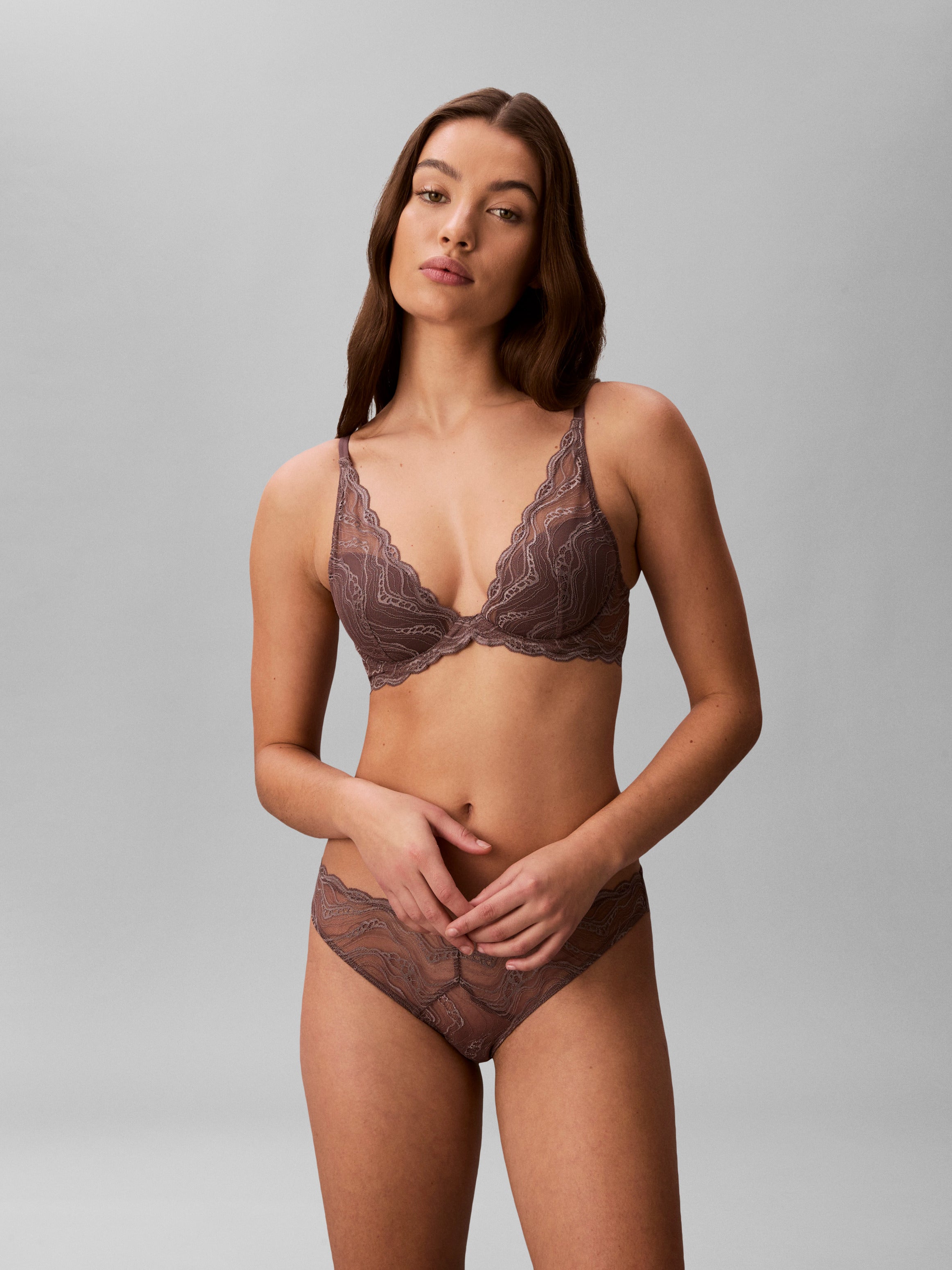 LIGHTLY LINED PLUNGE VIÐ BLONDUM