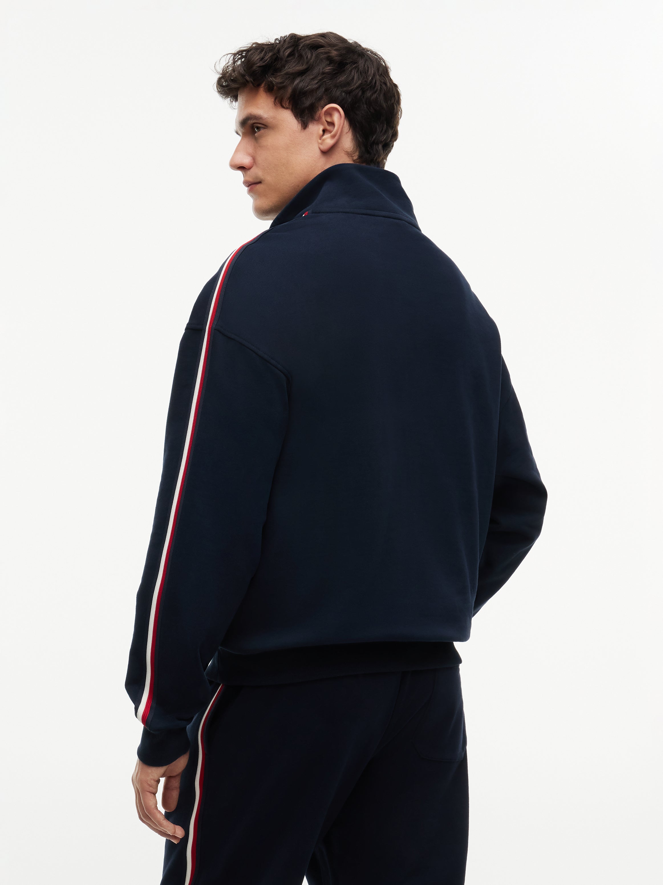 SWEATSHIRT VIÐ KNAPPUM